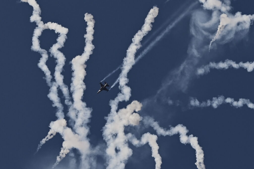 Athens Flying Week: Πλήθος κόσμου στην Τανάγρα για το αεροπορικό υπερθέαμα