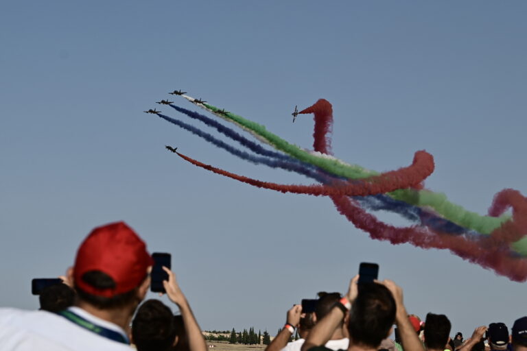 Athens Flying Week: Πλήθος κόσμου στην Τανάγρα για το αεροπορικό υπερθέαμα (video)