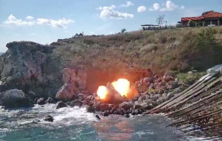 Βουλγαρία: Η στιγμή που ο στρατός πυροδοτεί το drone με εκρηκτικά που βρέθηκε στη Μαύρη Θάλασσα (video)