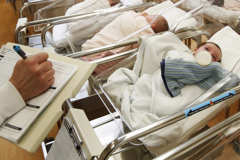 Γαλλία: Κατέγραψε τον χαμηλότερο αριθμό γεννήσεων μετά τον Β’ Παγκόσμιο Πόλεμο