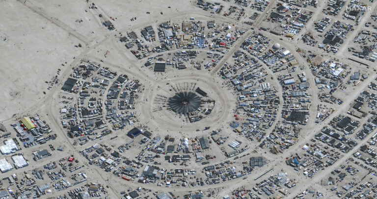 H έρημος Νεβάδα «κατάπιε» το Burning Man – Ένας νεκρός, χιλιάδες εγκλωβισμένοι στη λάσπη
