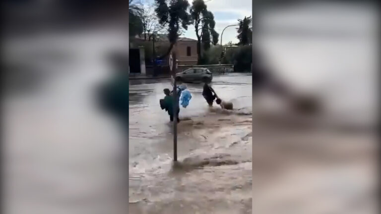 Πολίτες παρασύρθηκαν από ορμητικά νερά έξω από το μετρό στον «Ευαγγελισμό»
