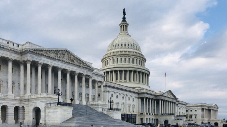 Bloomberg: Ρεπουμπλικάνοι και Δημοκρατικοί στις ΗΠΑ πλησιάζουν σε επίτευξη συμφωνίας για την αποφυγή κυβερνητικού shutdown