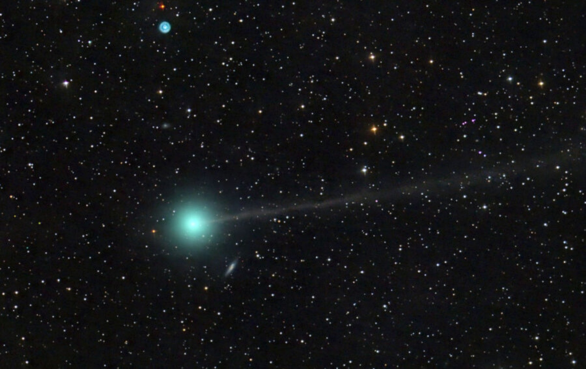 A green comet will pass near Earth today at a distance of 125 million kilometers