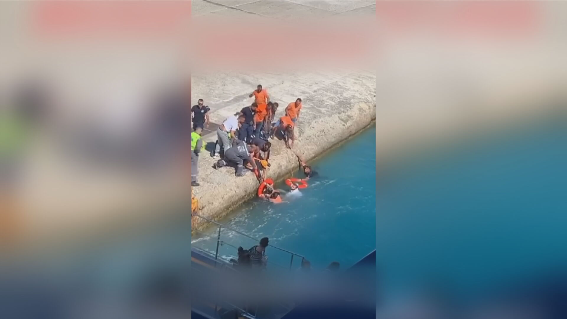 Λιμάνι Τήνου: Γυναίκα έπεσε στη θάλασσα κατά την επιβίβασή της σε πλοίο – Βούτηξαν να τη σώσουν (video)