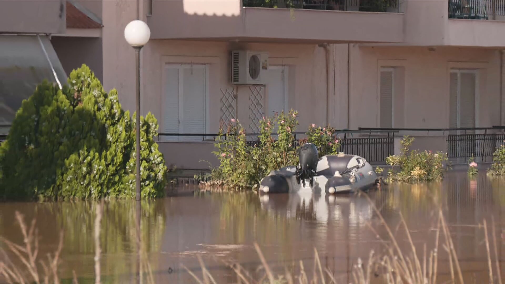 Κακοκαιρία: Οι ήρωες της διπλανής πόρτας – Δυο αδέρφια απομάκρυναν με τη βάρκα τους πάνω από 200 άτομα