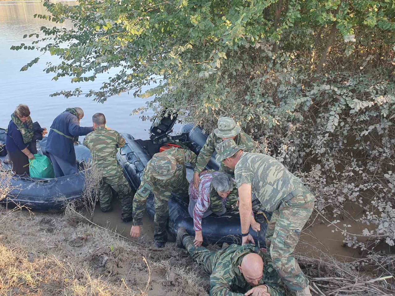 Συγκλονίζει η αυταπάρνηση ένστολου στη Θεσσαλία: Ξαπλώνει στις λάσπες για να περάσουν πάνω του ηλικιωμένοι πλημμυροπαθείς (φωτογραφίες)