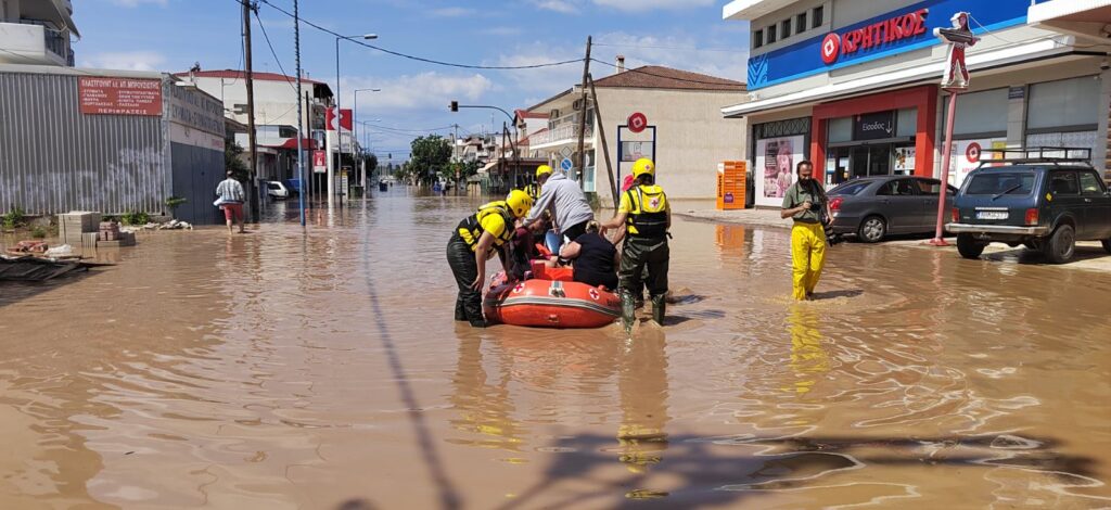 ΕΕΣ: Δεκάδες απεγκλωβισμοί πολιτών-50.000 μπουκάλια εμφιαλωμένο νερό σε Βόλο και Λάρισα (εικόνες)