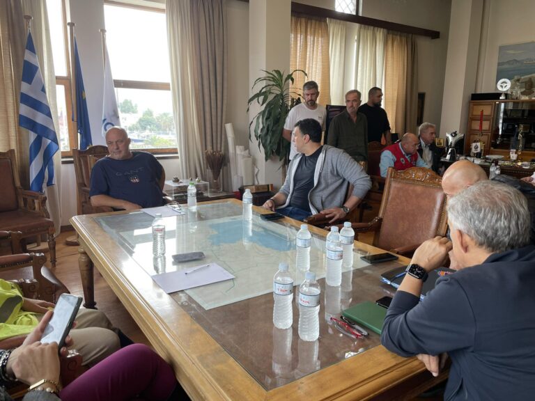 Σύσκεψη στο δημαρχείο Βόλου με τη συμμετοχή Β. Κικίλια και Γ. Μπρατάκου για τις καταστροφές από την κακοκαιρία