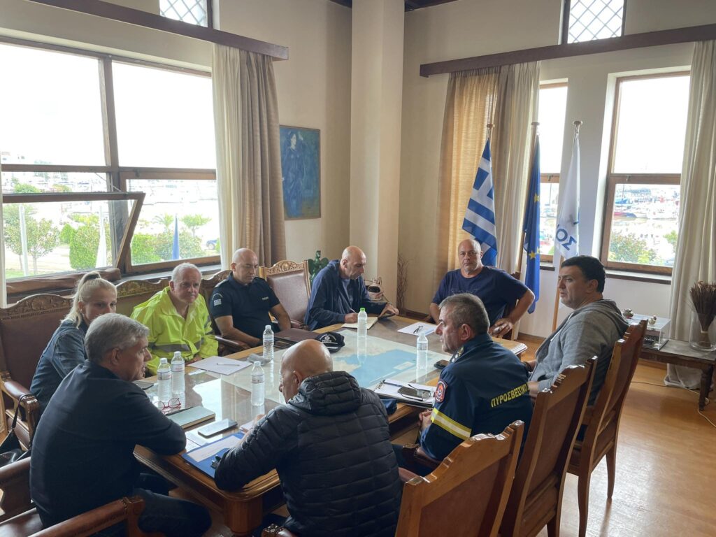 Σύσκεψη στο δημαρχείο Βόλου με τη συμμετοχή Β. Κικίλια και Γ. Μπρατάκου για τις καταστροφές από την κακοκαιρία