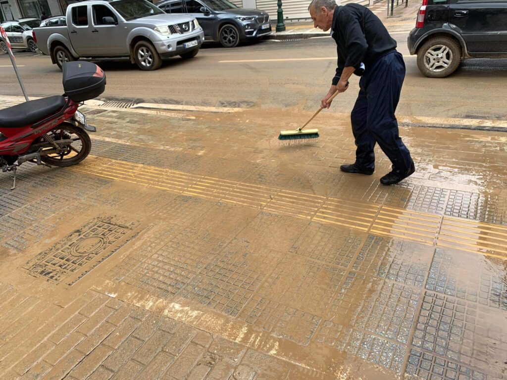 Μετρούν τις πληγές τους σε Βόλο, Θεσσαλία και Εύβοια – Συναγερμός για νέα πλημμύρα στον Παλαμά