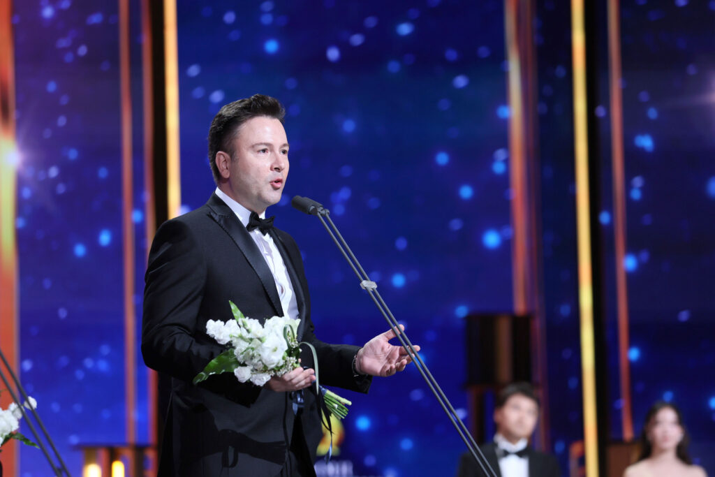 «Κάνε ότι κοιμάσαι»: Στη σειρά της ΕΡΤ απονεμήθηκε το Βραβείο Καλύτερης Τηλεοπτικής Σειράς σε διεθνή διαγωνισμό στη Σεούλ