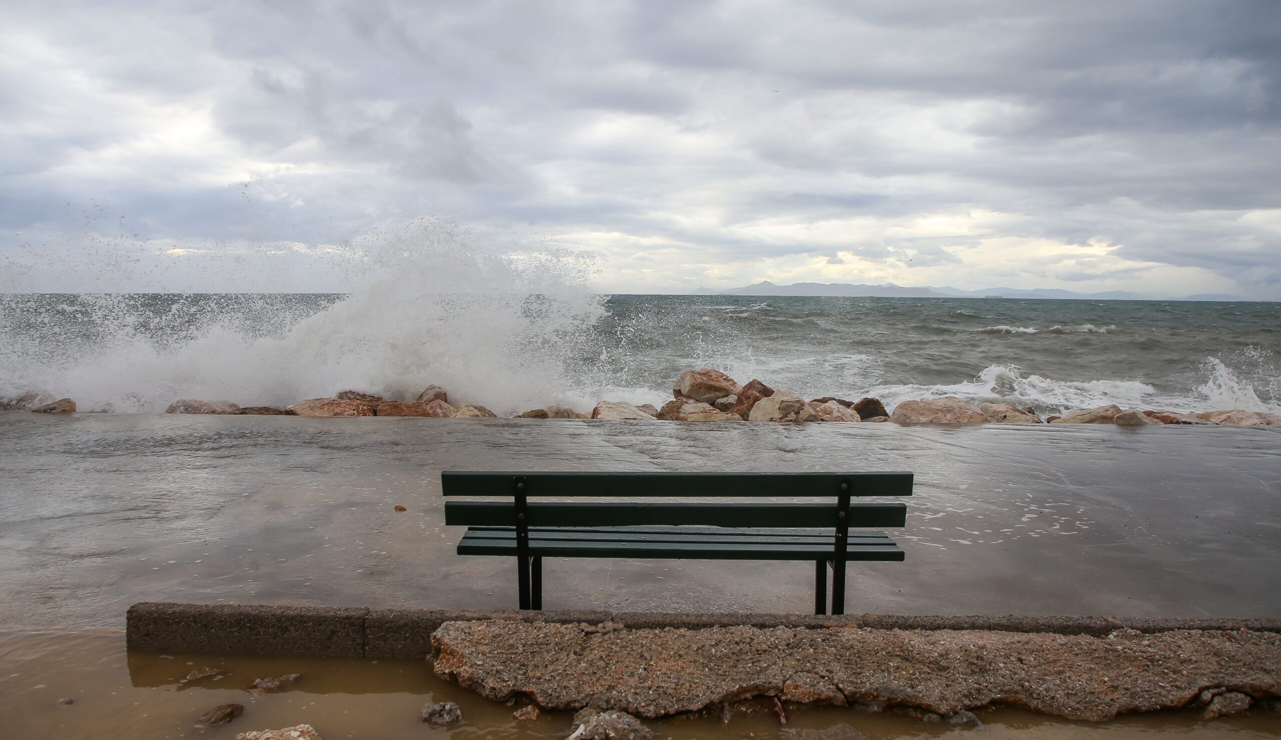 Ο καιρός με τον Π. Γιαννόπουλο: Επιμένουν οι θυελλώδεις άνεμοι στο Αιγαίο – Σε άνοδο η θερμοκρασία από την Τρίτη