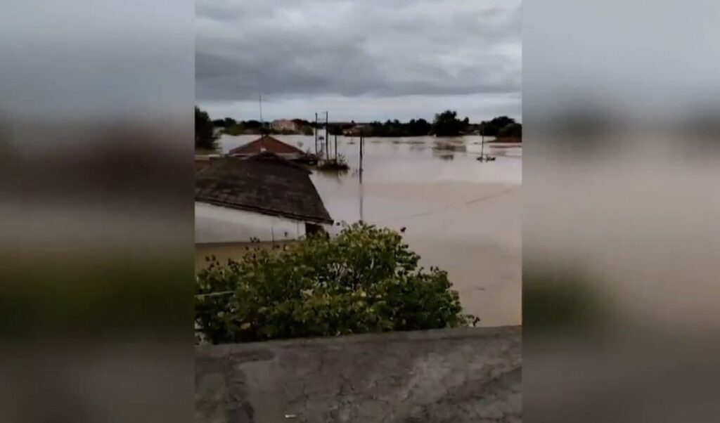 Καρδίτσα: Στις στέγες οι κάτοικοι στα χωριά του δήμου Παλαμά – Δραματικές εκκλήσεις: «Τα νερά ανεβαίνουν»