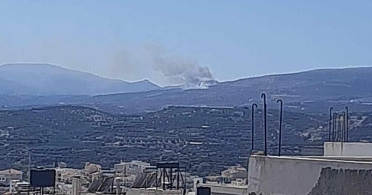 Σε ύφεση η φωτιά σε έκταση με χαμηλή βλάστηση στη Μαρωνία Λασιθίου