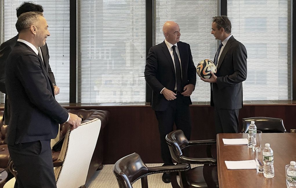 Mε τον Τζιάνι Ινφαντίνο συναντήθηκε ο Πρωθυπουργός Κυριάκος Μητσοτάκης στη Νέα Υόρκη – Δέχθηκε δώρο μια μπάλα από τον πρόεδρο της FIFA
