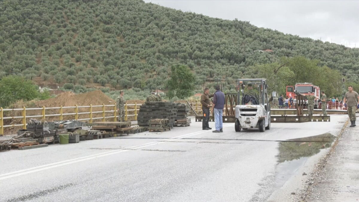 Πήλιο: Αποκομμένα χωριά χωρίς νερό και ρεύμα – Πτυσσόμενη γέφυρα στήνει ο στρατός