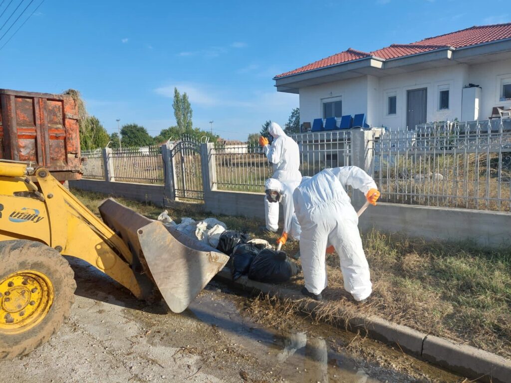 Θεσσαλία: Καρέ – καρέ οι επιχειρήσεις αποκομιδής νεκρών ζώων — Με ειδικές στολές και τήρηση των πρωτοκόλλων τα συνεργεία (φωτογραφίες)