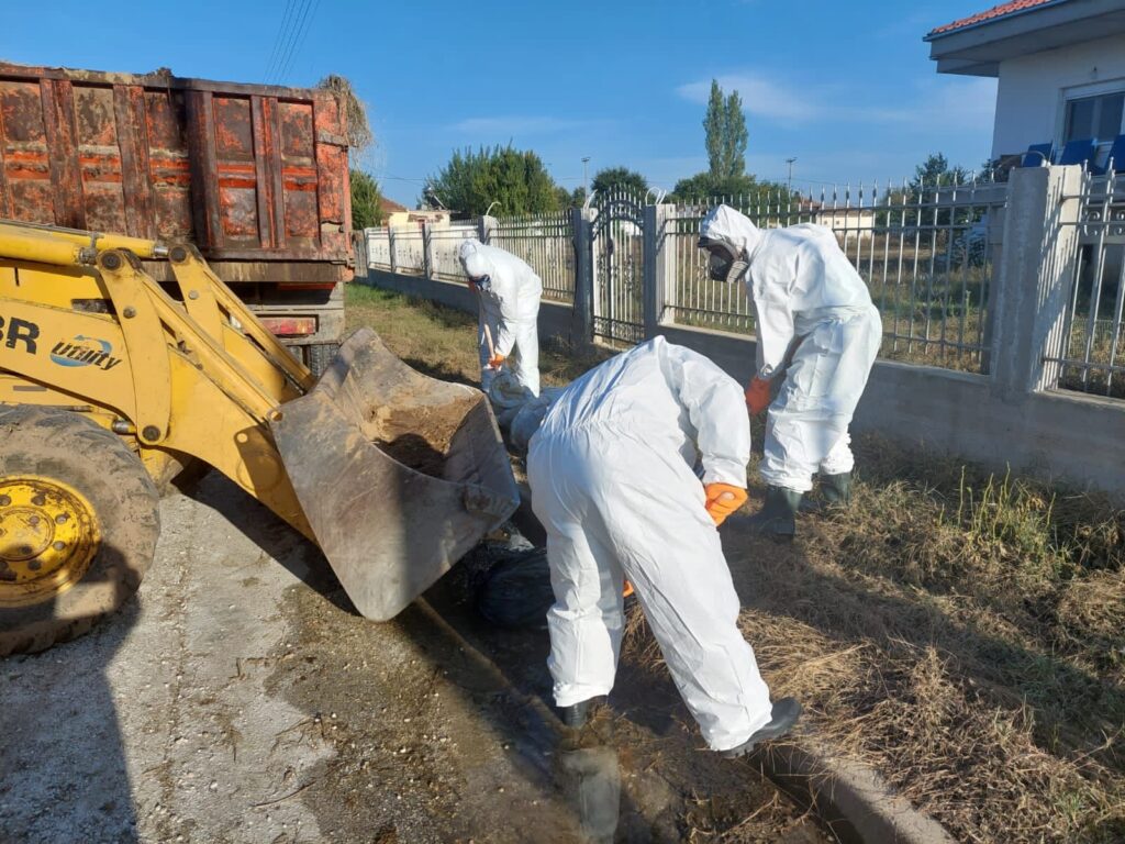 Θεσσαλία: Καρέ – καρέ οι επιχειρήσεις αποκομιδής νεκρών ζώων — Με ειδικές στολές και τήρηση των πρωτοκόλλων τα συνεργεία (φωτογραφίες)