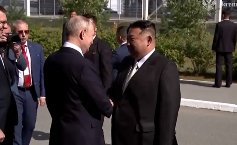 «Χαίρομαι που σας βλέπω»: Χειραψία 40 δευτερολέπτων Πούτιν στον Κιμ Γιονγκ Ουν στο κοσμοδρόμιο Βαστότσνι – Τι θα συζητήσουν