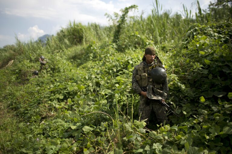 Περού: Τέσσερις στρατιωτικοί και δυο αντάρτες έχασαν τη ζωή τους κατά τη διάρκεια μάχης σε περιοχή όπου παράγεται κόκα