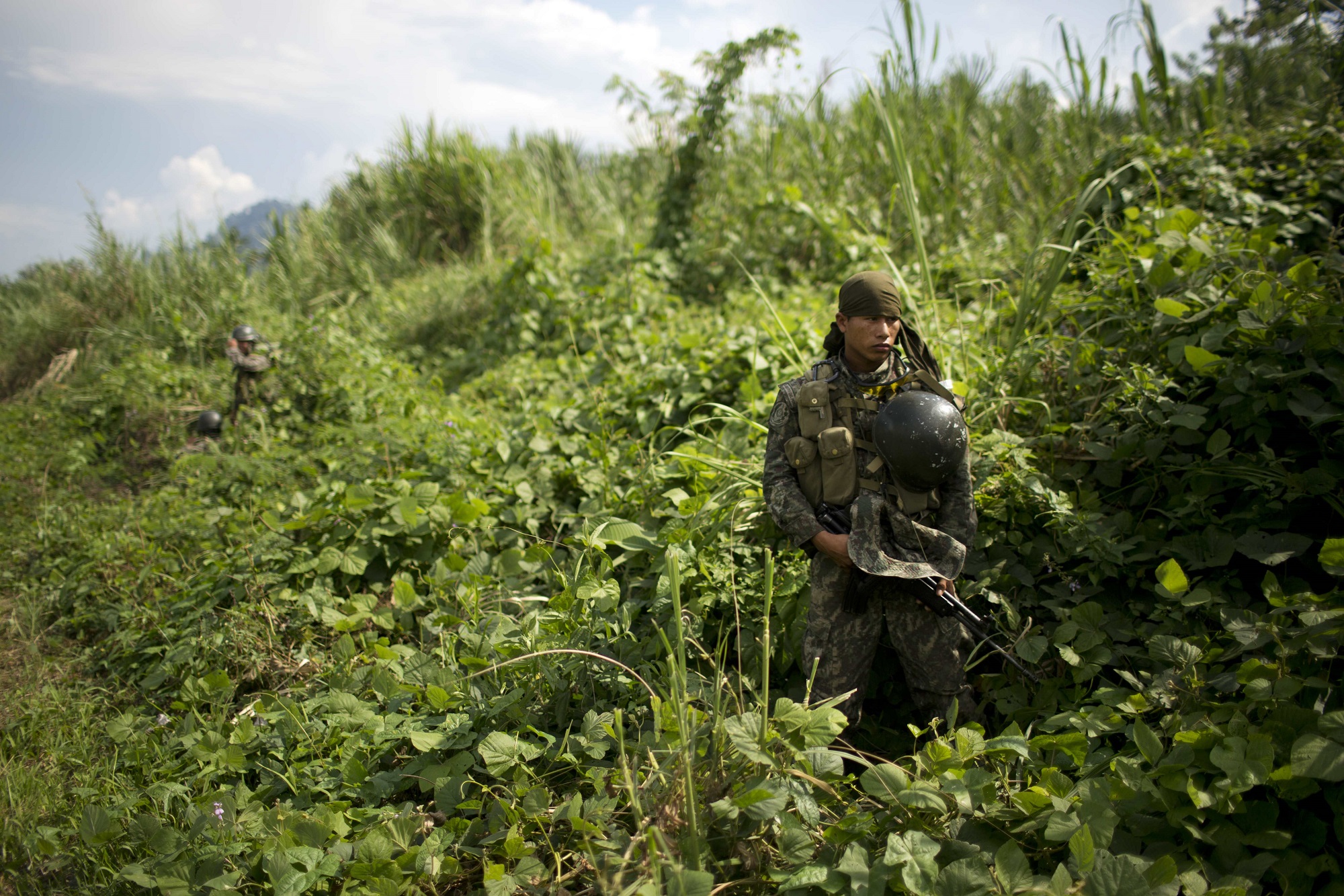 Περού: Τέσσερις στρατιωτικοί και δυο αντάρτες έχασαν τη ζωή τους κατά τη διάρκεια μάχης σε περιοχή όπου παράγεται κόκα