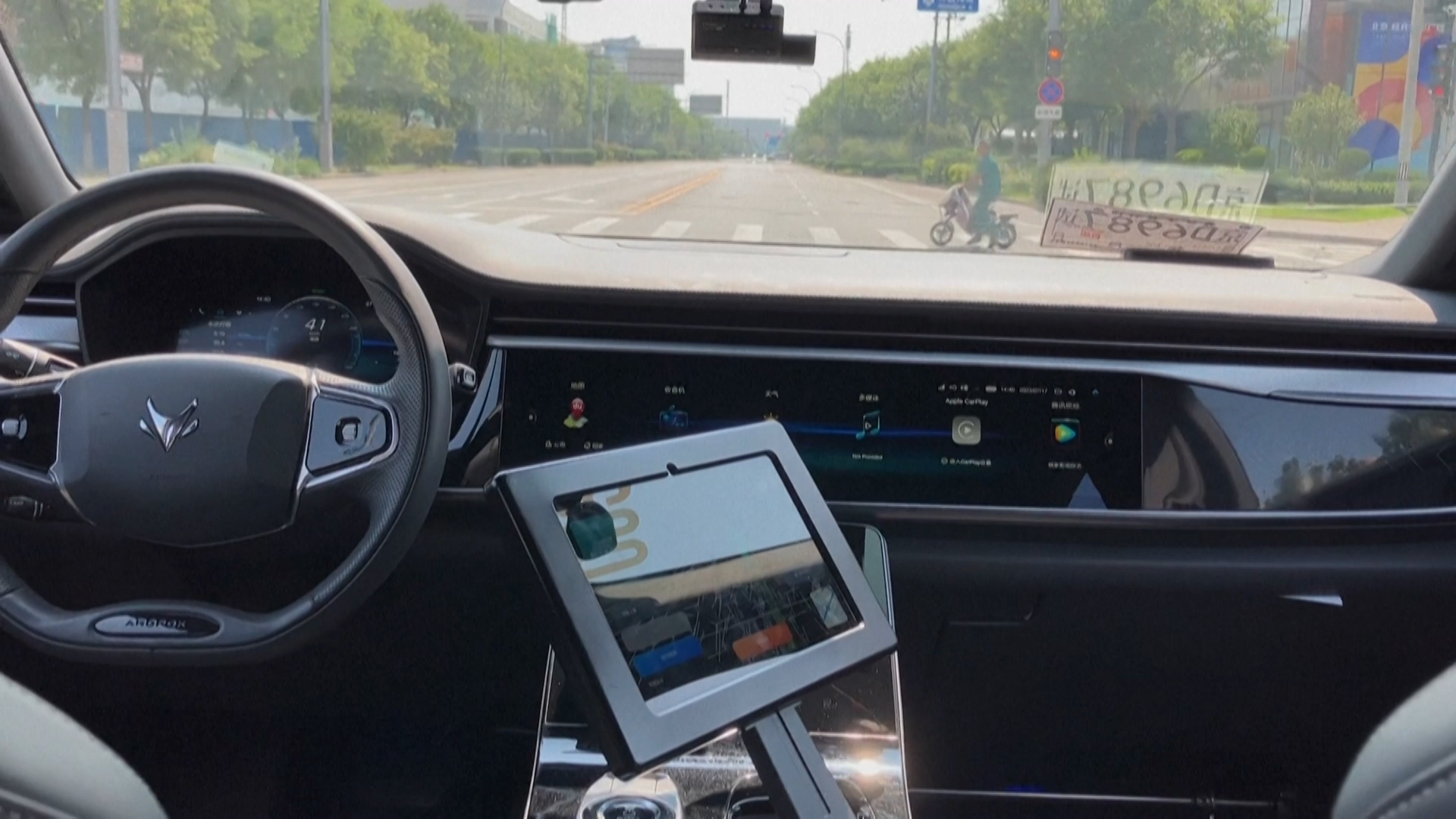 Βίντεο: «Ρομποταξί» χωρίς οδηγό στους δρόμους του Πεκίνου