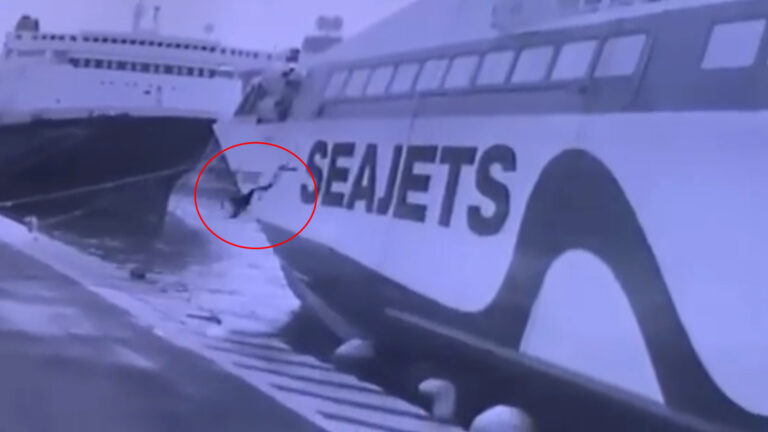 Πειραιάς: Η στιγμή που οι δύο ναυτικοί πέφτουν στη θάλασσα ενώ κάνουν εργασίες στο Speedrunner Jet (βίντεο)