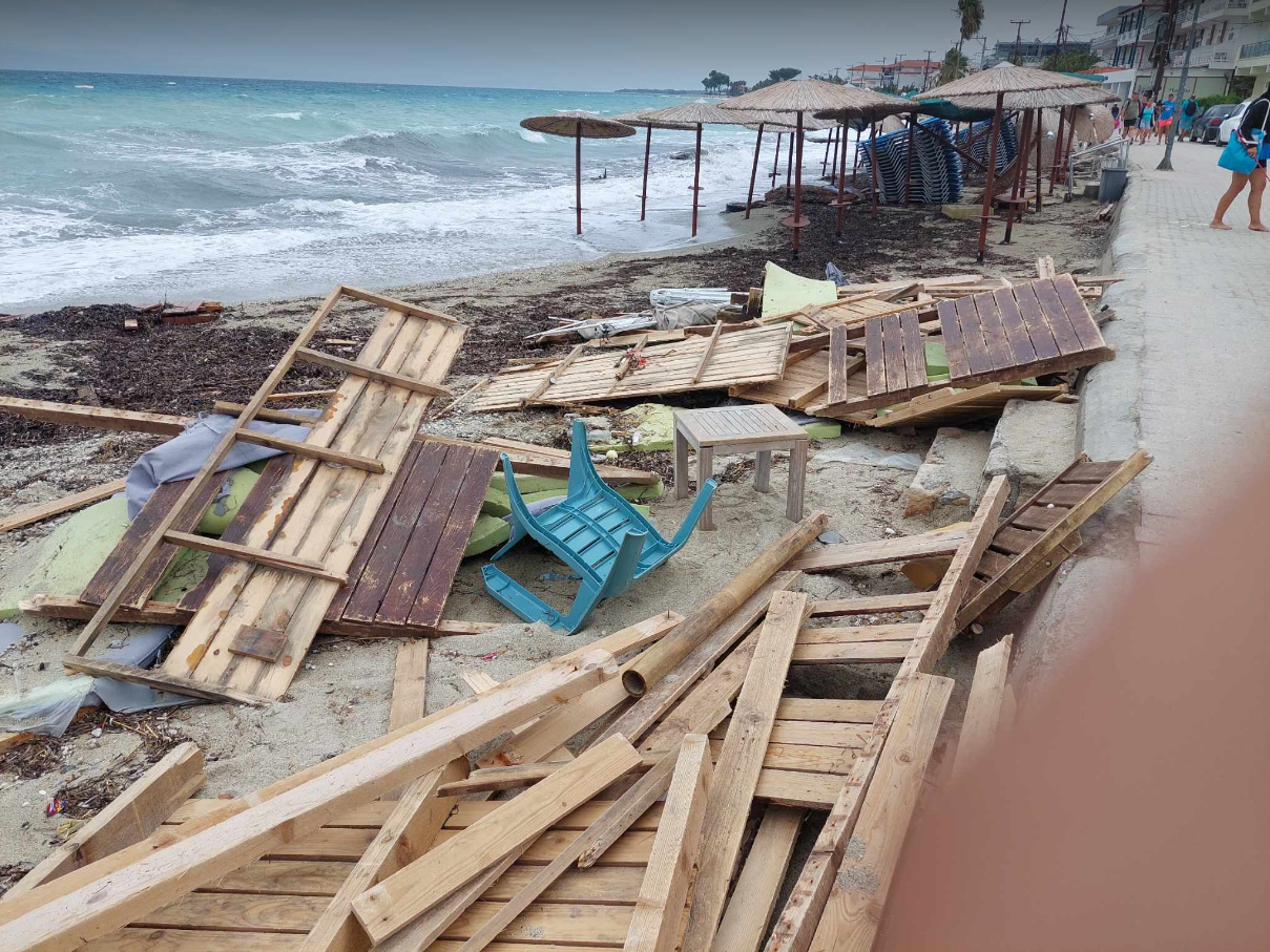 Χαλκιδική: Η θάλασσα μπήκε σε σπίτια και καταστήματα στο Πευκοχώρι