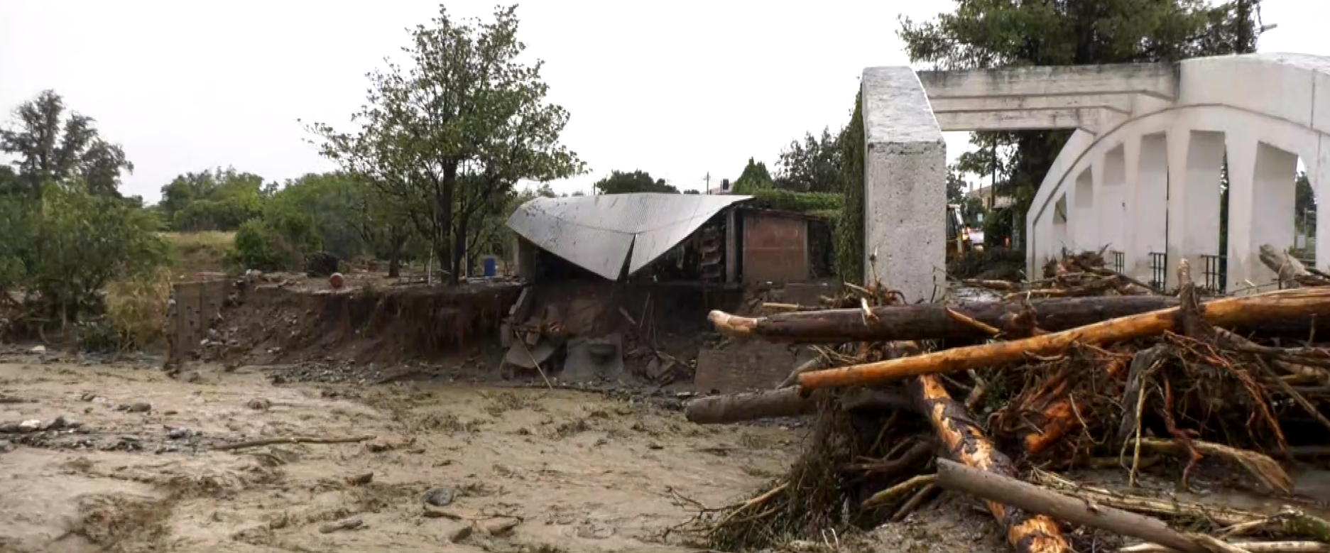Κακοκαιρία Daniel: Δραματική η κατάσταση στα Κάτω Λεχώνια Πηλίου- Χείμαρροι “κατάπιαν” κτίσμα