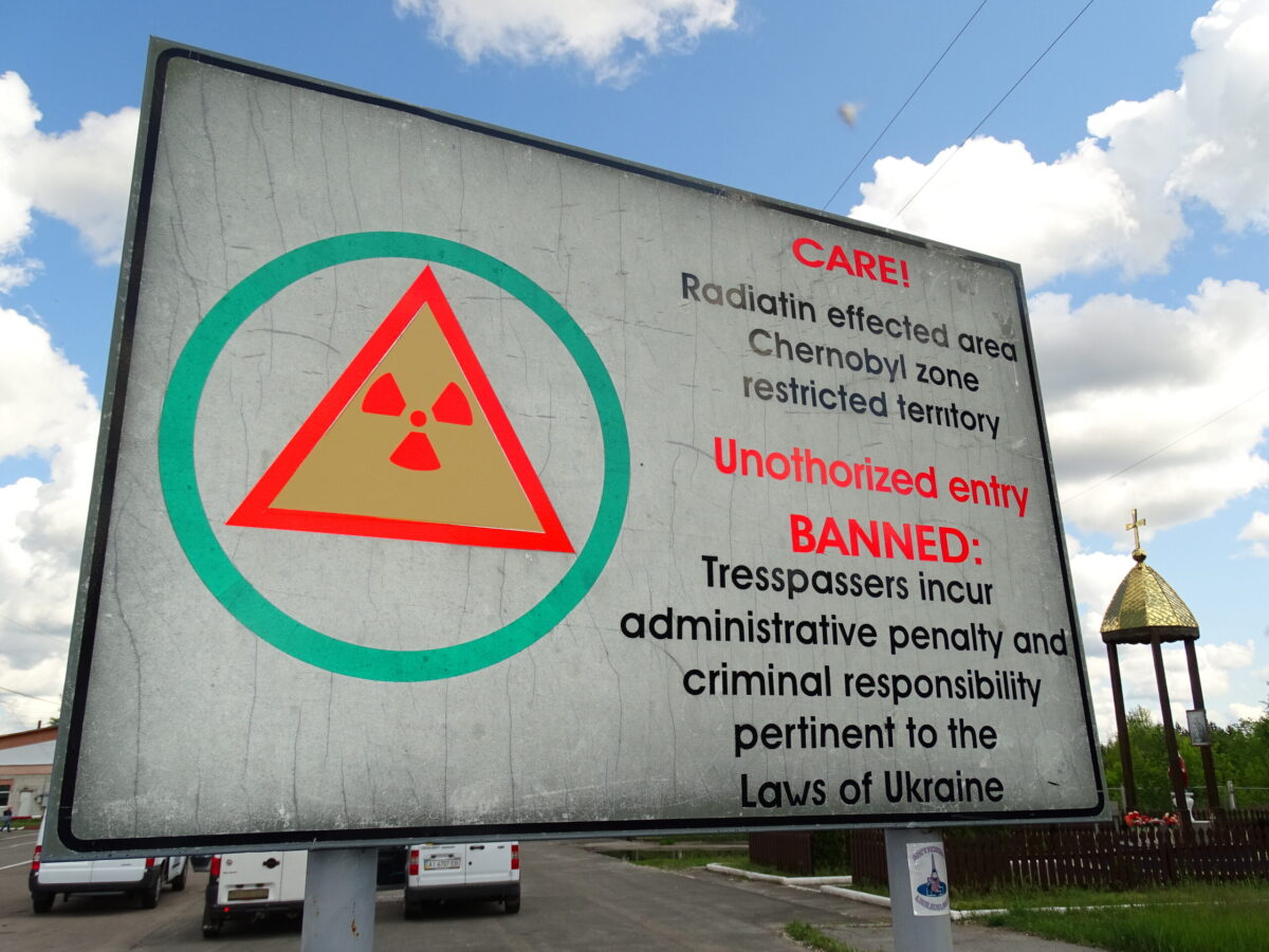 Sign_at_Entrance_to_Chernobyl_Exclusion_Zone_-_Northern_Ukraine_(26825581640)