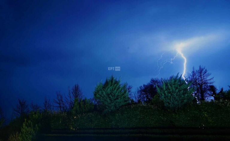 Εύβοια: «Βροχή» κεραυνών στην Αγία Άννα – Αποκαλυπτικές εικόνες