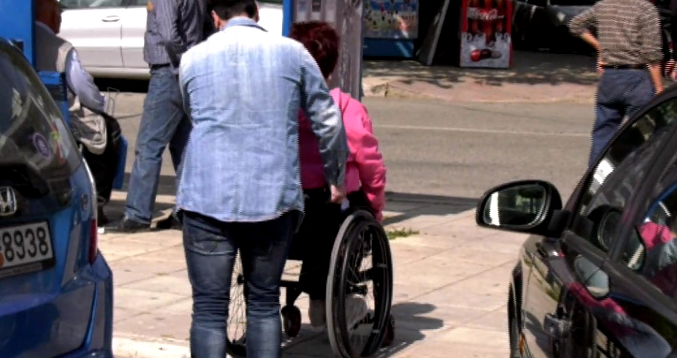 Επεκτείνεται ο θεσμός του «προσωπικού βοηθού» για άτομα με αναπηρία