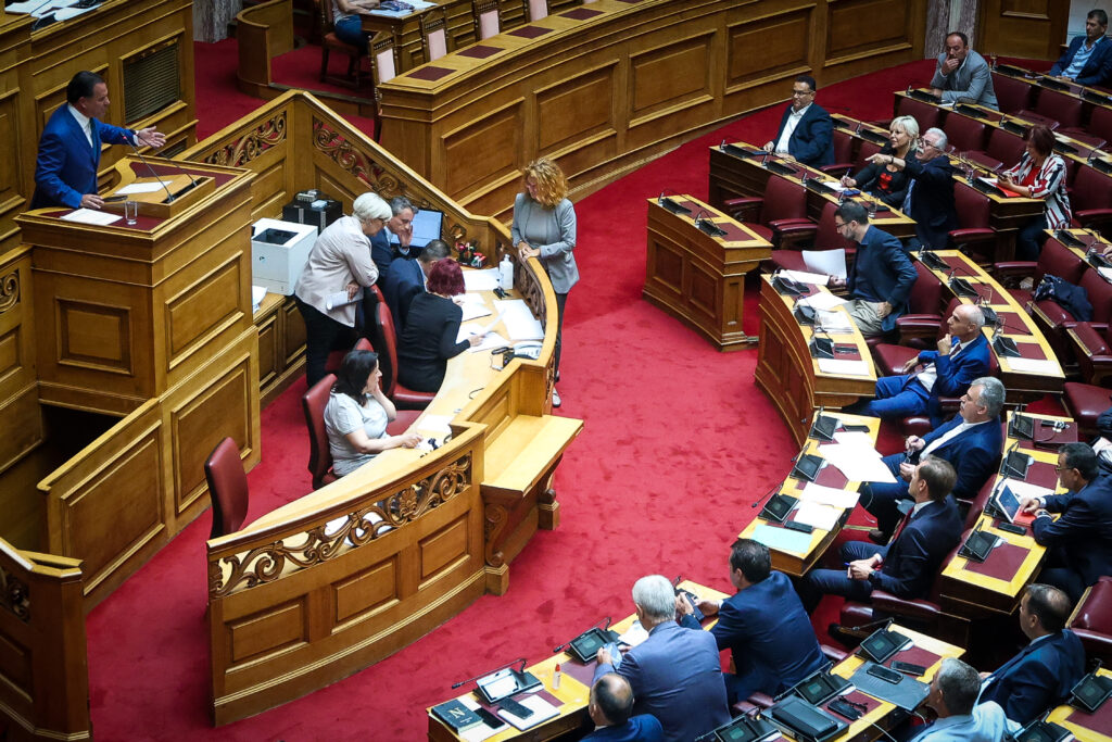 Eργασιακό νομοσχέδιο: Σε υψηλούς τόνους η αντιπαράθεση κυβέρνησης και αντιπολίτευσης στη Βουλή