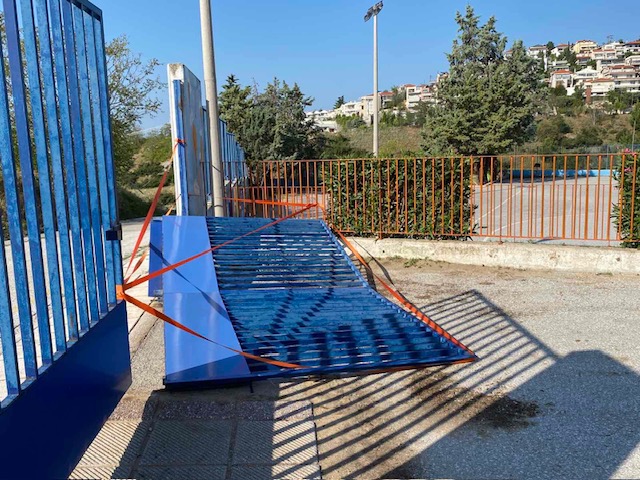 Δήμος Πυλαίας- Χορτιάτη: Άγνωστοι ξήλωσαν την καγκελόπορτα του 1ου Δημοτικού Σχολείου Πανοράματος