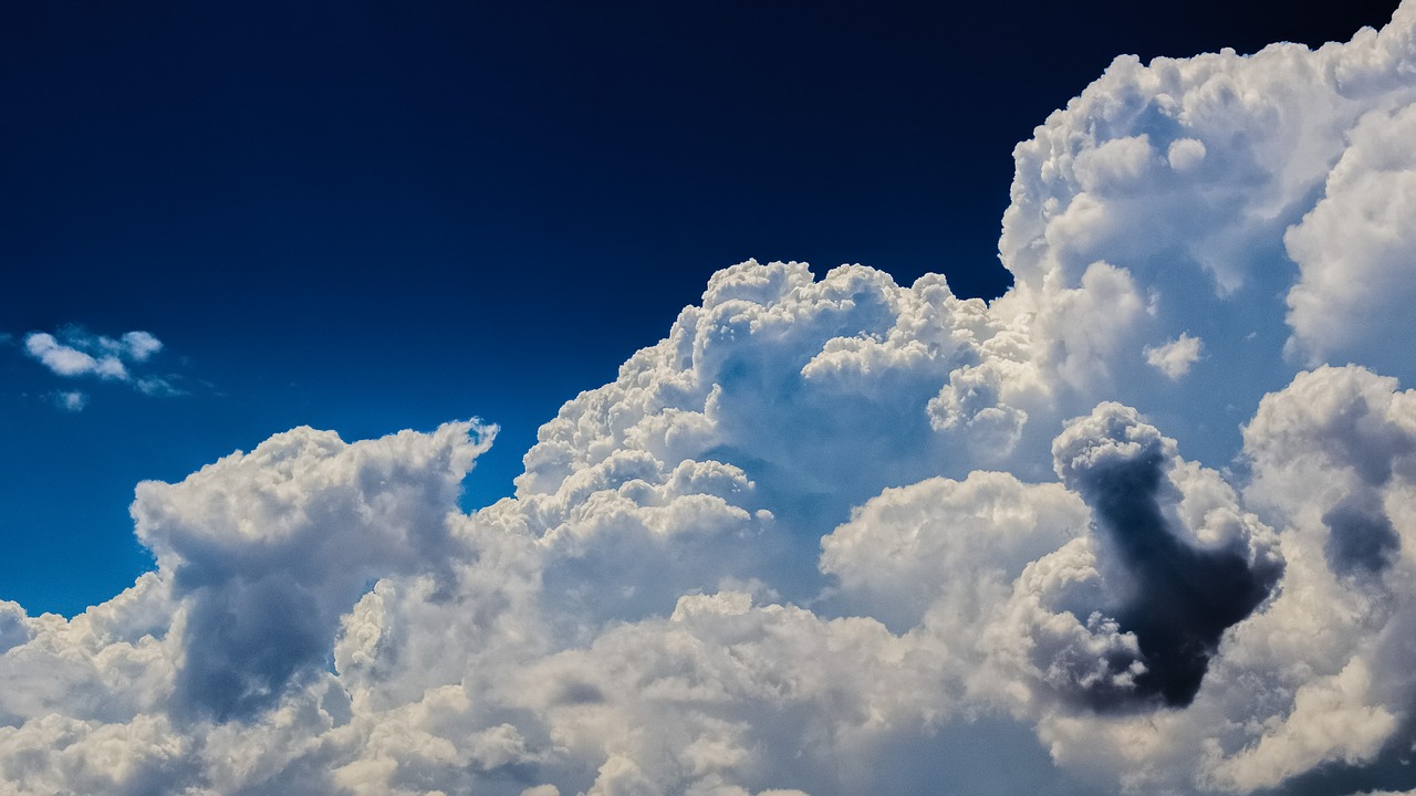 Ιάπωνες επιστήμονες ανίχνευσαν μικροπλαστικά στα σύννεφα