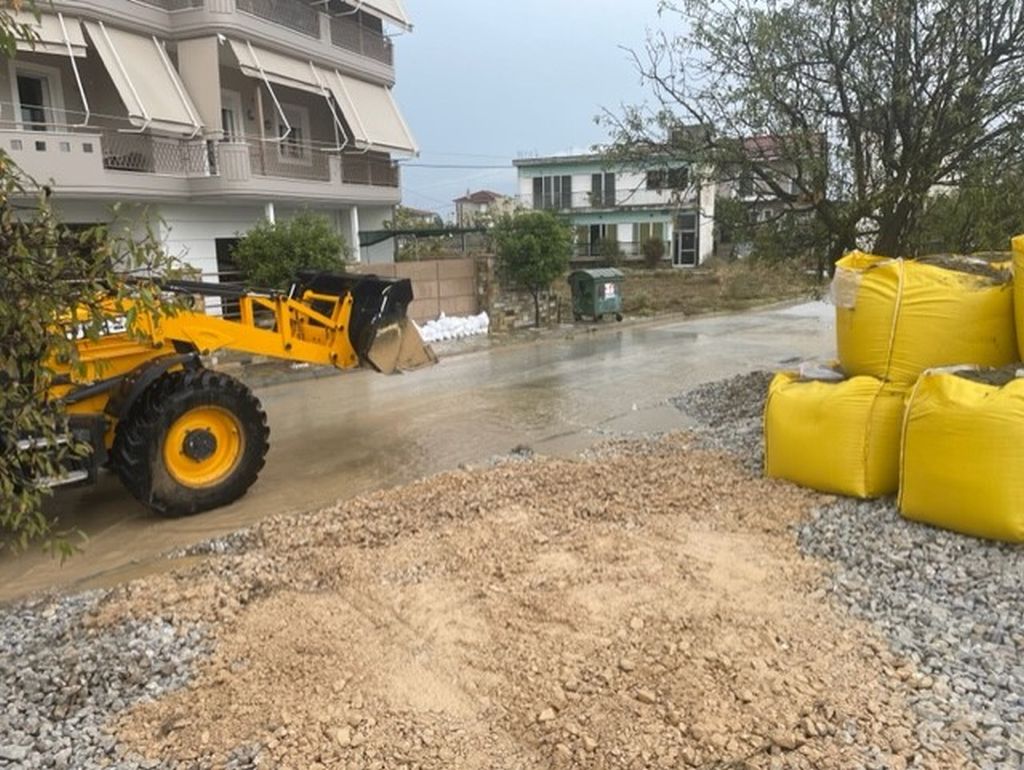 Λάρισα: Oμαλοποιήθηκε η κατάσταση σε τμήμα της συνοικίας Αγ. Γεωργίου – Σε επιφυλακή για την στάθμη του Πηνειού