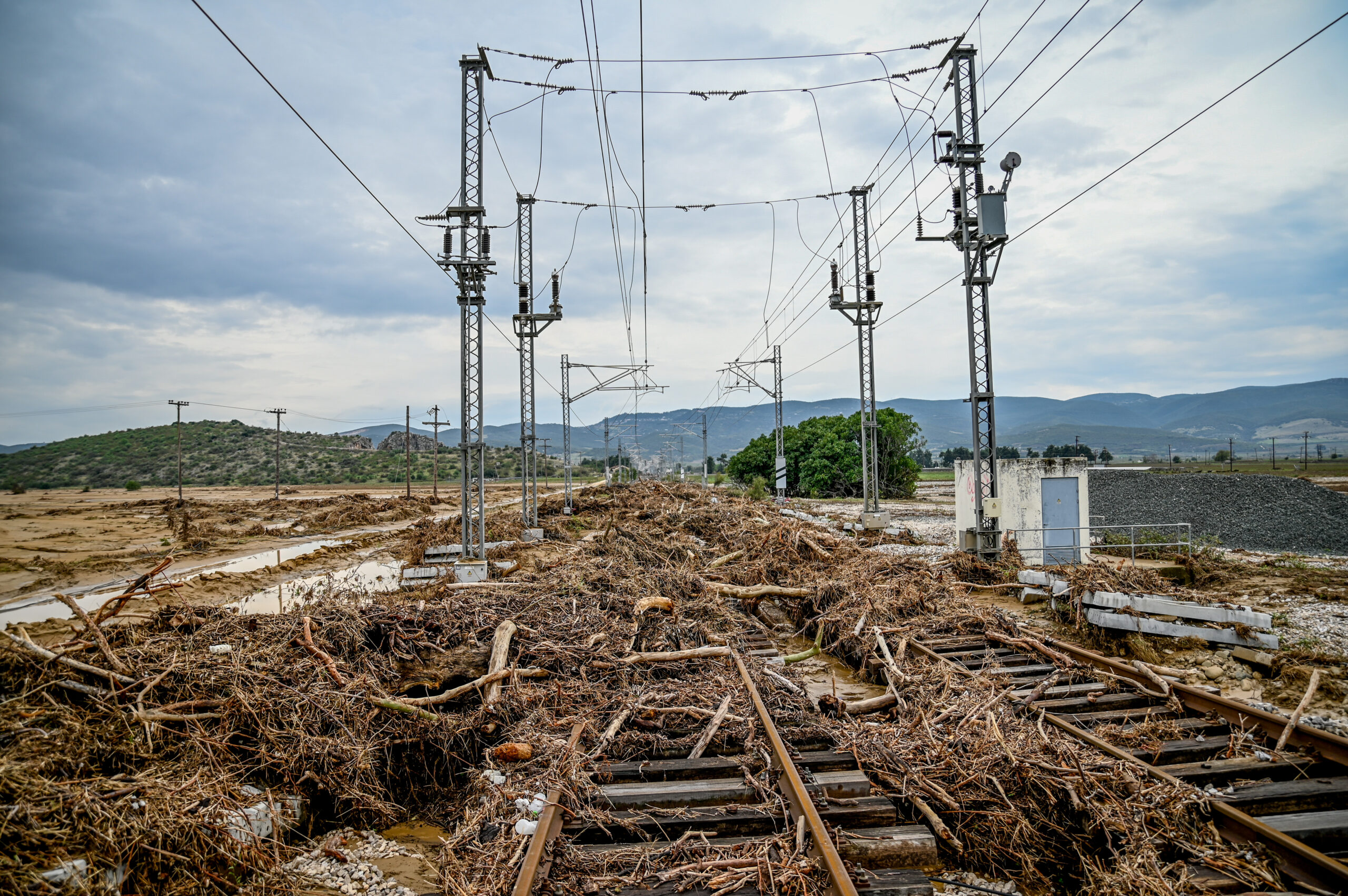 Η κακοκαιρία Elias ξήλωσε τις ράγες στο σιδηροδρομικό σταθμό Δομοκού – Εικόνες αποκάλυψης