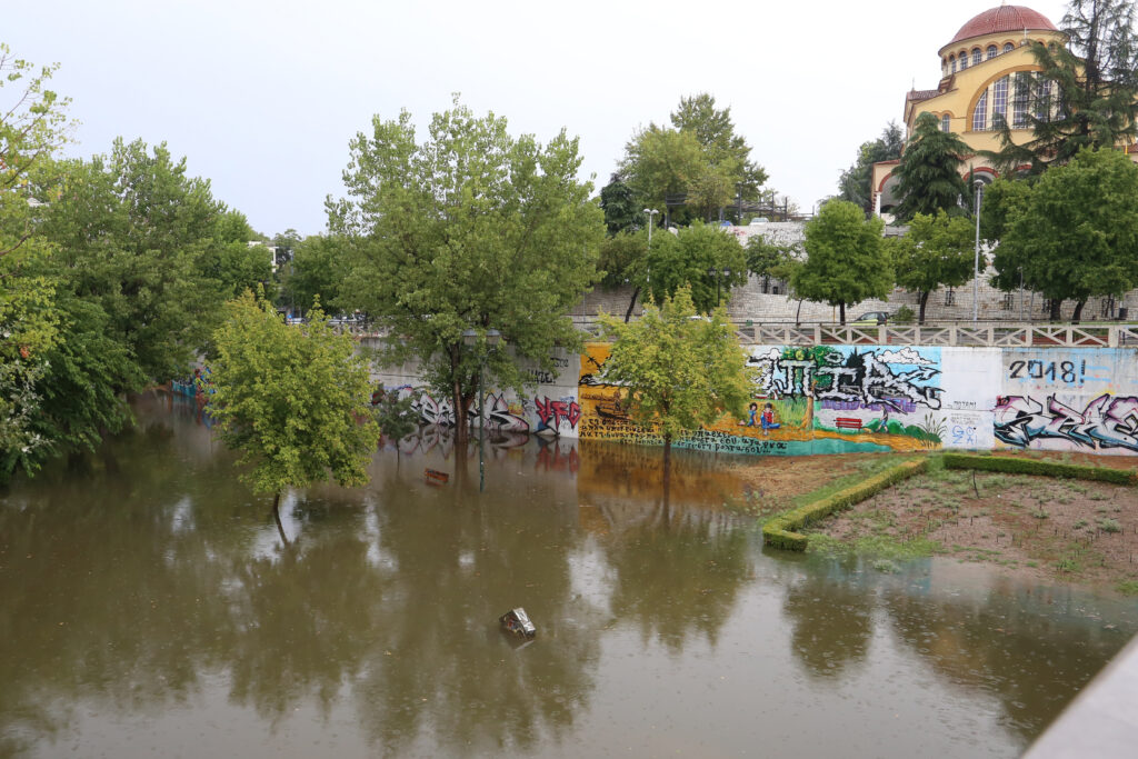 Μικρά ποτάμια οι δρόμοι στη Λάρισα – «Φουσκώνει» ώρα με την ώρα ο Πηνειός, εικόνες απόγνωσης