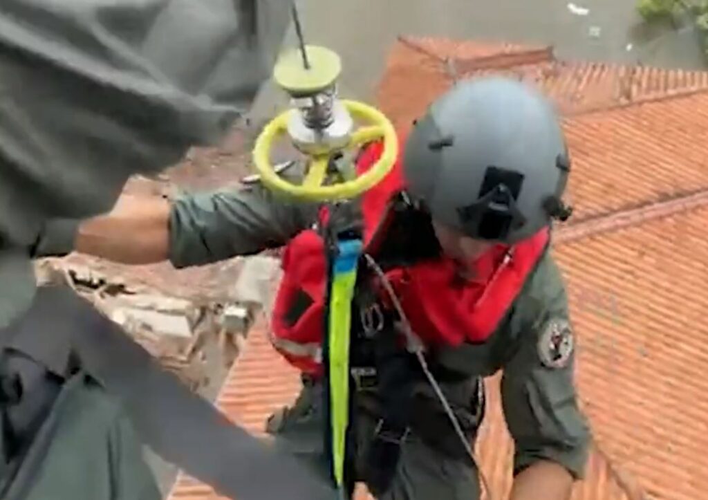 Με ελικόπτερα Σινούκ και Αγκούστα Μπελ γίνονται από αέρος οι διασώσεις στο Βλοχό Καρδίτσας - Σε εξέλιξη επιχείρηση των Ε.Δ. - ertnews.gr