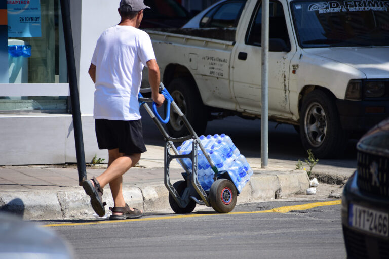 Υπ. Ανάπτυξης: «Πλαφόν» στην τιμή πώλησης εμφιαλωμένου νερού στη Θεσσαλία