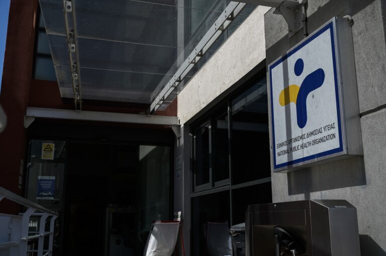 Covid-19 – ΕΟΔΥ: 32 θάνατοι σε μία εβδομάδα, αύξηση των εισαγωγών στα νοσοκομεία