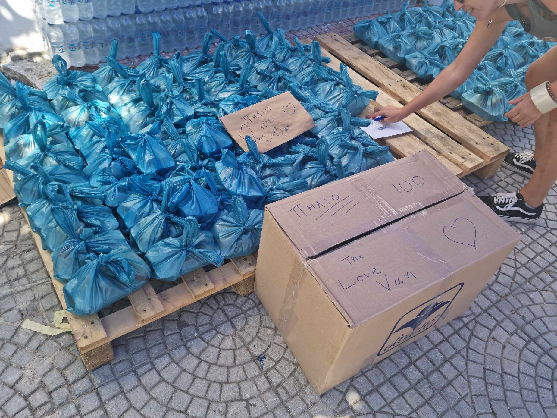 Η συγκινητική προσφορά των εθελοντών για τους πληγέντες από τις πλημμύρες στην Θεσσαλία