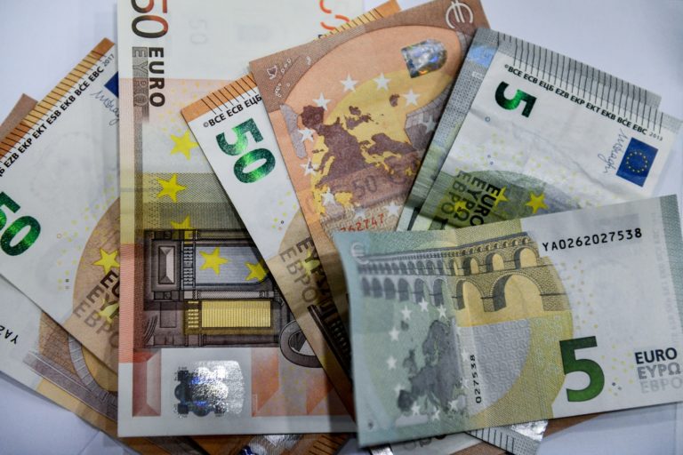 Προϋπολογισμός: «Συγκυριακό» πλεόνασμα 5,5 δισ. ευρώ στο οκτάμηνο – Υπέρβαση φορολογικών εσόδων, συγκράτηση δαπανών