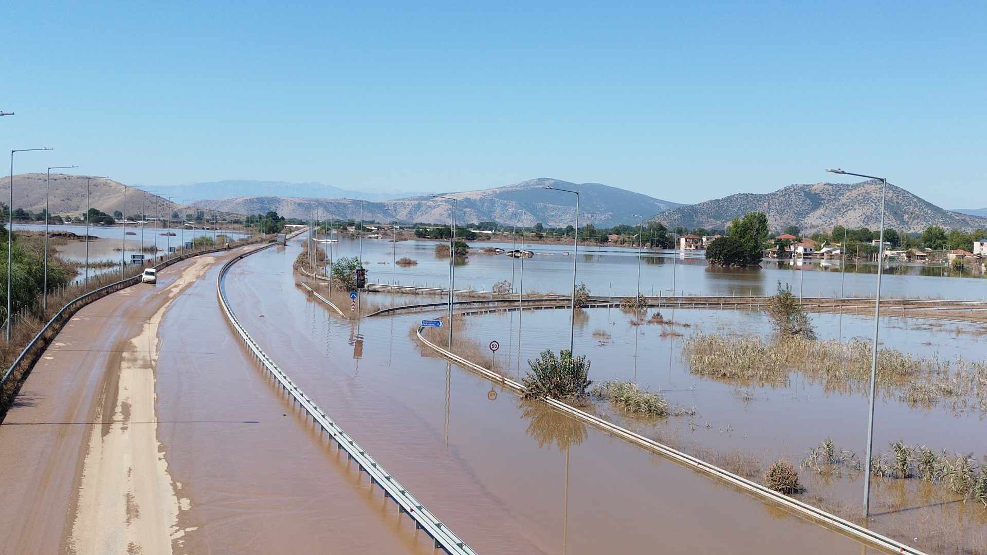 Κλειστή παραμένει η Εθνική Οδός Τρικάλων – Λάρισας στο ύψος της Φαρκαδόνας (βίντεο)