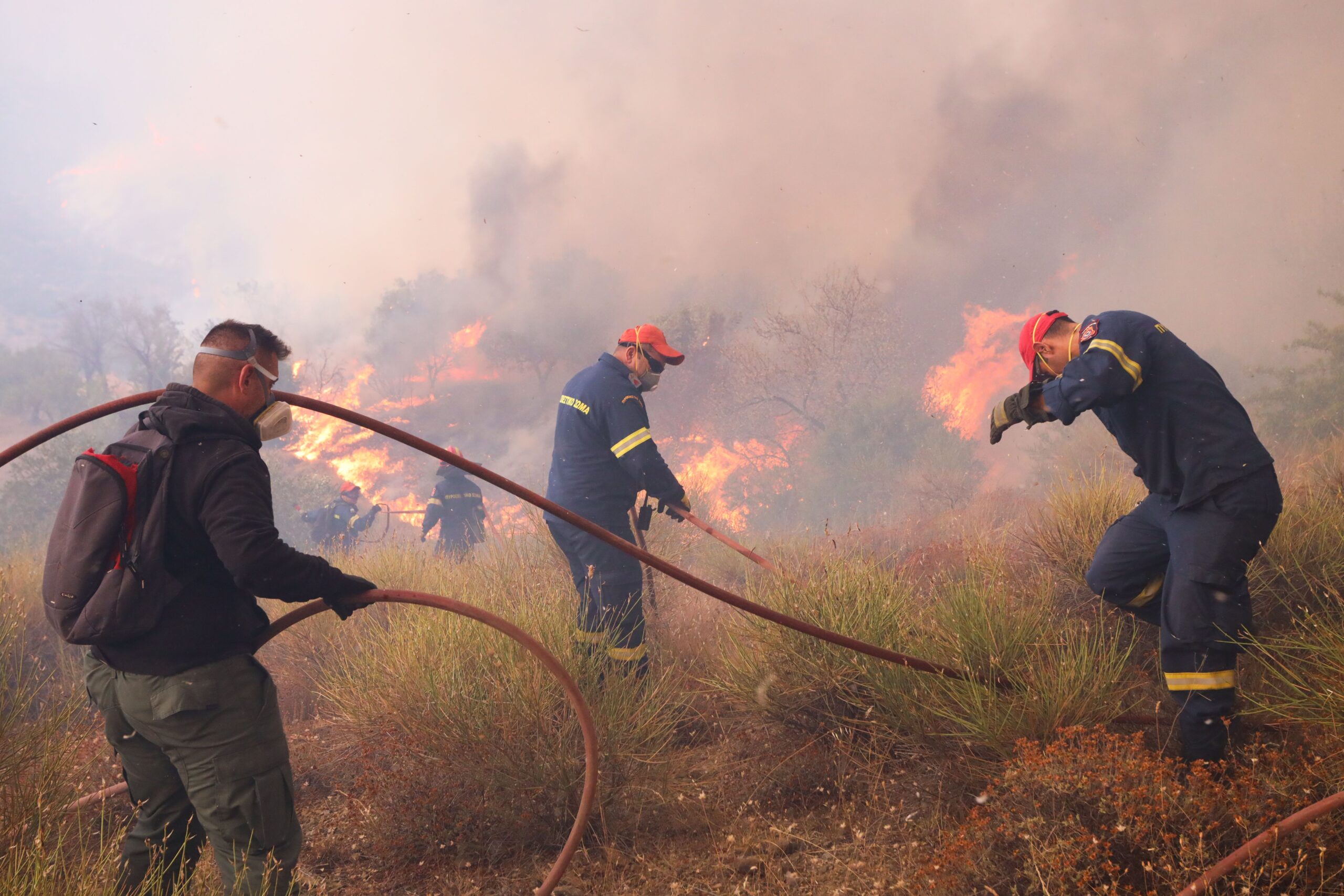 Κάρυστος: Μαίνεται η φωτιά – Τείχος προστασίας επιχειρούν πυροσβέστες και εθελοντές