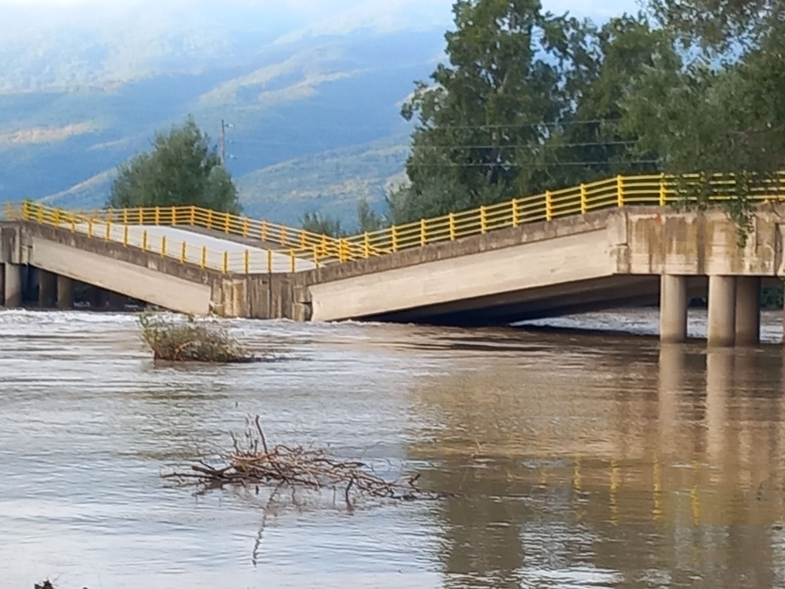 Κατέρρευσε η γέφυρα στον Παλαιόπυργο Λάρισας – Πρόσβαση στην περιοχή μέσω Πυργετού