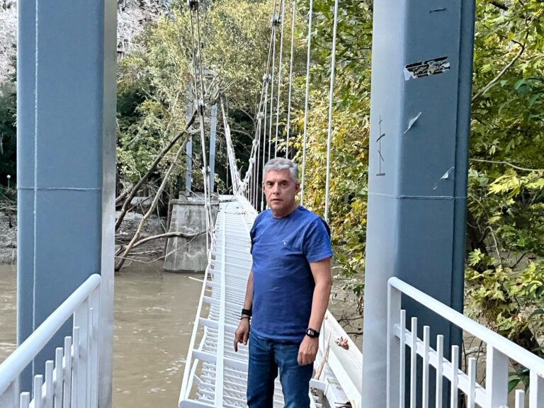 H Περιφέρεια Θεσσαλίας αναλαμβάνει την αποκατάσταση της κρεμαστής γέφυρας στα Τέμπη