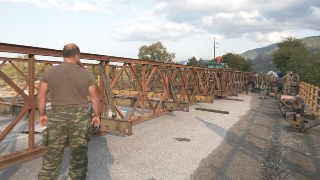 Καλά Νερά Πηλίου: Με γοργούς ρυθμούς συναρμολογείται από τον στρατό η μεταλλική γέφυρα που θα ενώσει το νότιο Πήλιο με το Βόλο