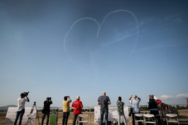 Athens Flying Week: Eντυπωσιακές υπερπτήσεις στην Τανάγρα στο πλαίσιο του διήμερου αεροπορικού σόου